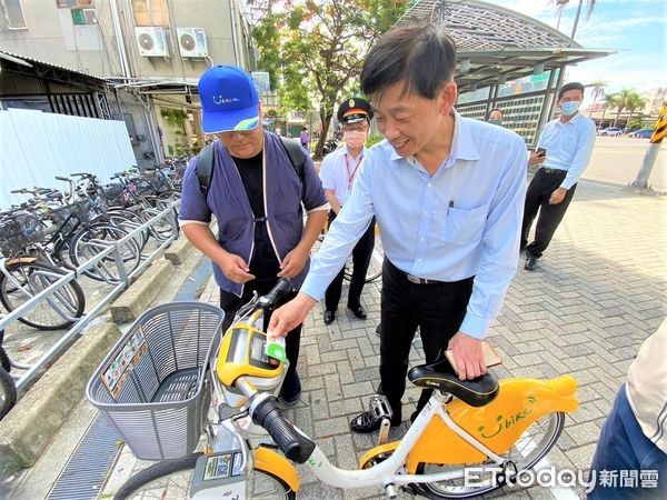 ▲全國最多元運具的「南高屏TPASS行政院通勤月票」，南、高、屏三縣市共同聯合於高雄火車站舉辦上線記者會。（圖／記者林悅翻攝，下同）