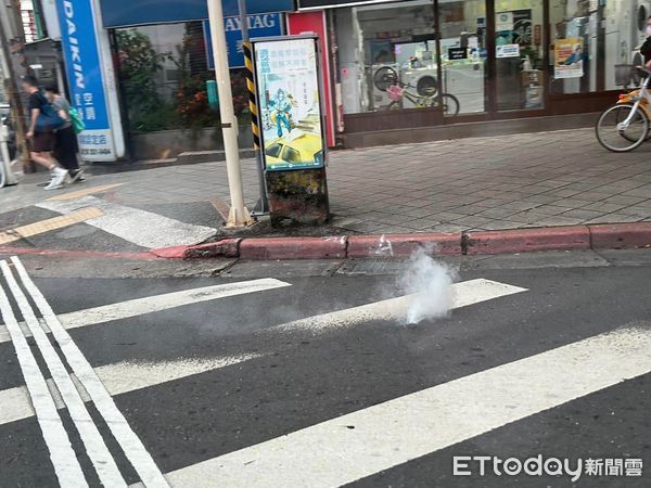 ▲▼北市天母柏油路面冒白煙「飄濃郁塑膠味」。（圖／民眾提供）