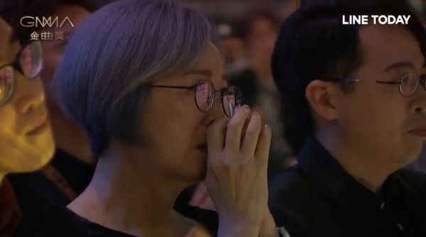 ▲第34屆金曲獎，林俊傑表演，林秋離太太落淚。（圖／翻攝自LINE TV）