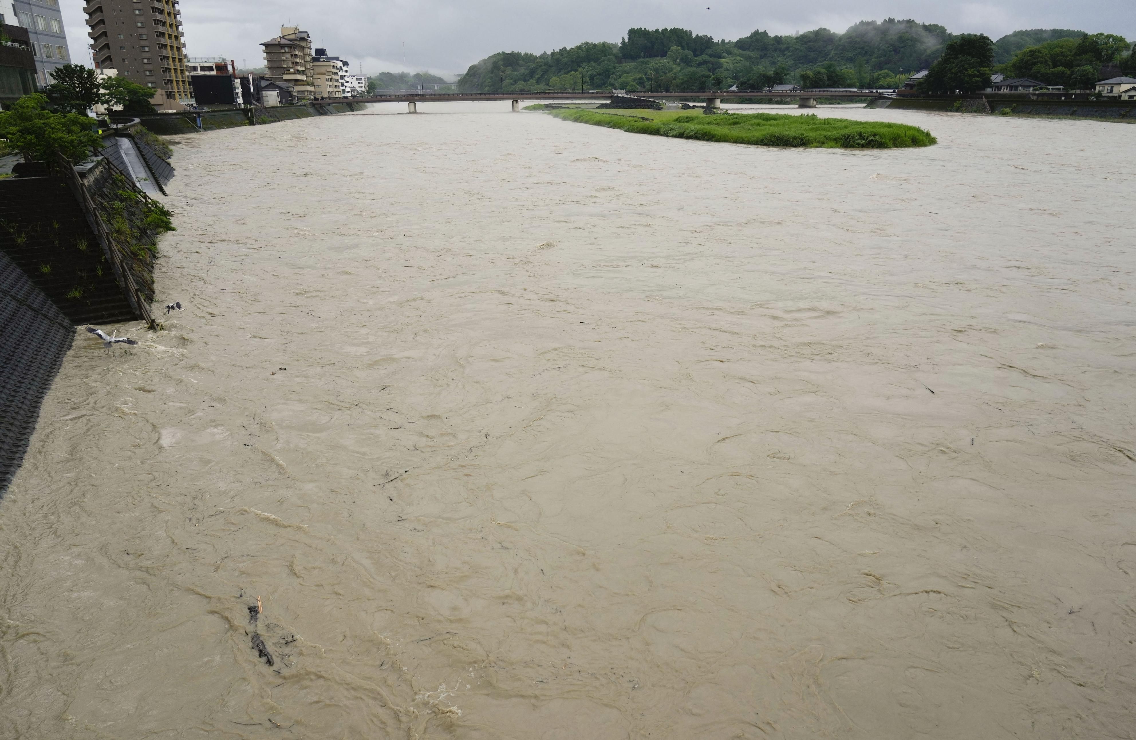 ▲▼日本九州地方連日豪雨，熊本縣人吉市1日河川水位暴漲。（圖／達志影像）