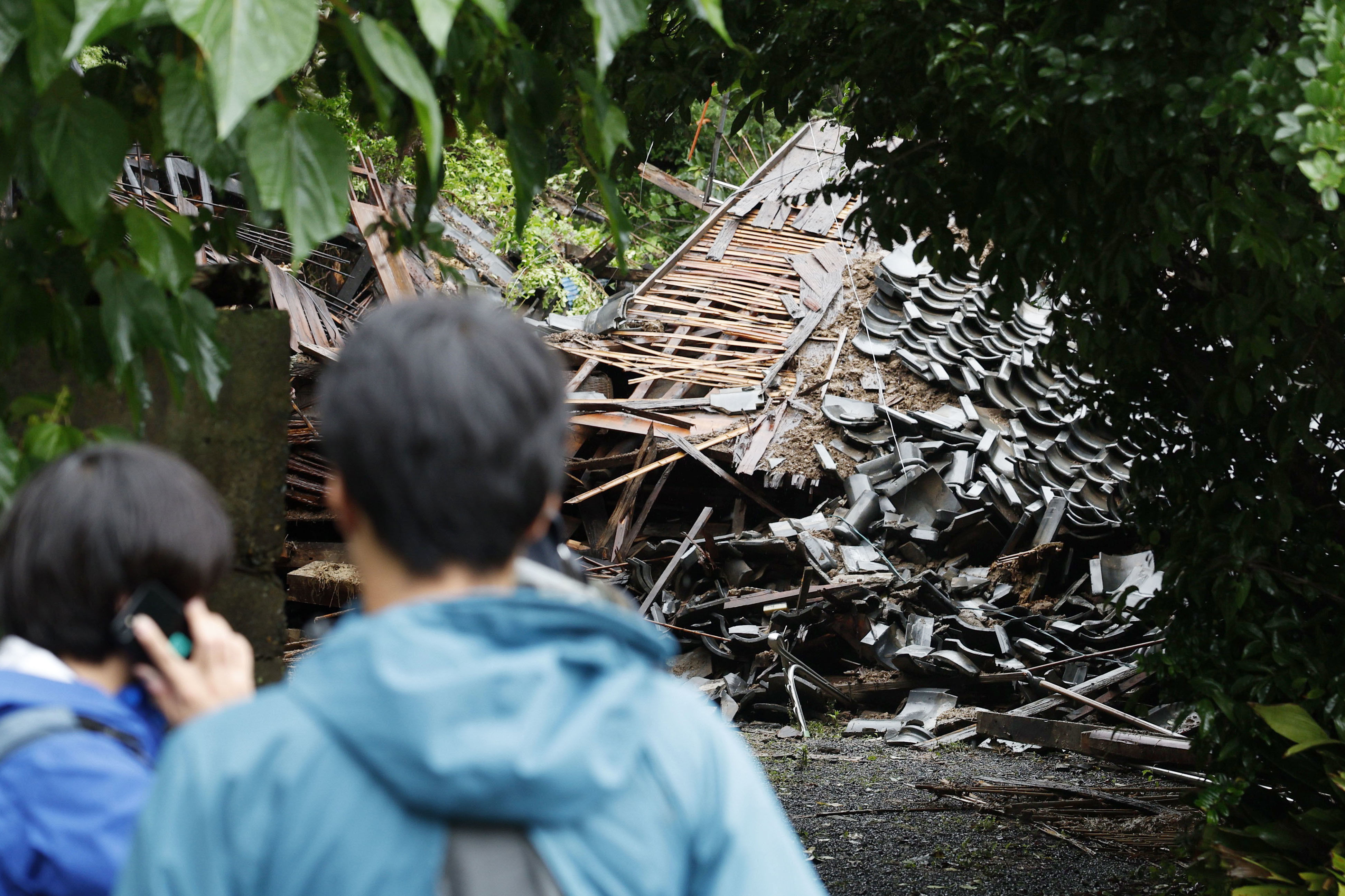 ▲▼日本北九州岡垣町受豪雨影醒，住宅被土石流沖毀。（圖／達志影像）