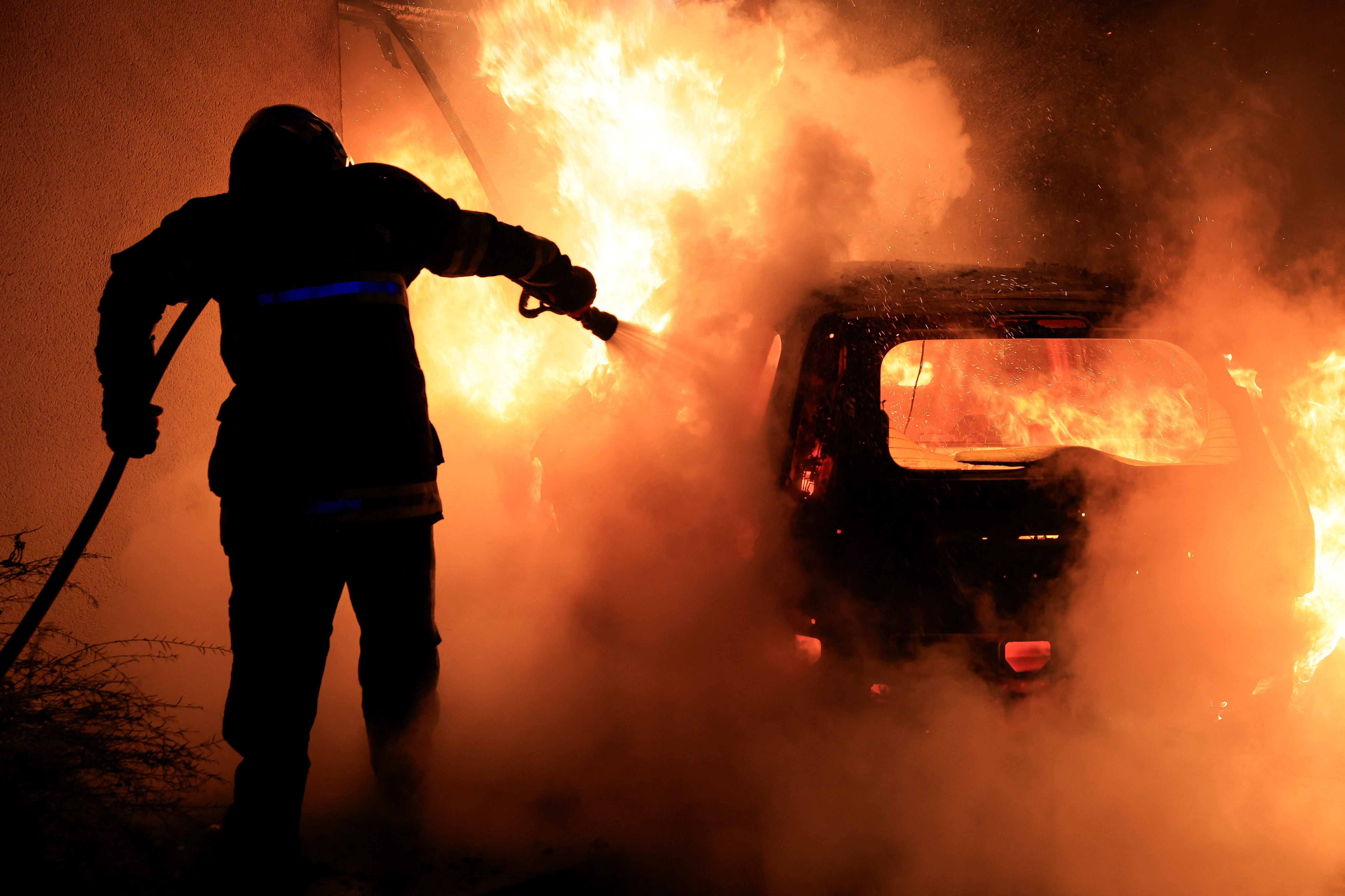 ▲▼法國暴亂／北部城市圖爾寬消防員撲滅被點火的汽車。（圖／路透）