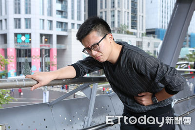 高中生烤肉趴「還沒熟就塞嘴裡」悲劇了　高燒39度急診住院3天