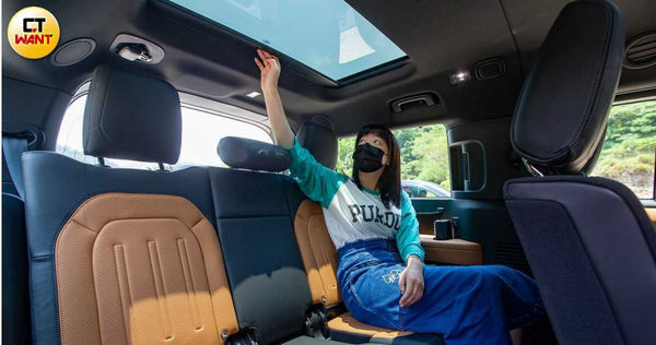 如果車內有天窗，打開也有助於排出熱空氣。（圖／黃耀徵攝）