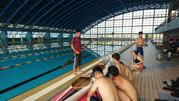 蘇玄贊是位斜槓青年，除了水電專業，也是救生員和游泳教練，曾擔任台北城市科大水域休閒活動兼任講師。（圖／蘇玄贊提供）