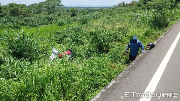 ▲里港警分局泰山派出所所長孫志忠與警員劉子境替邱男解圍             。（圖／記者陳崑福翻攝）