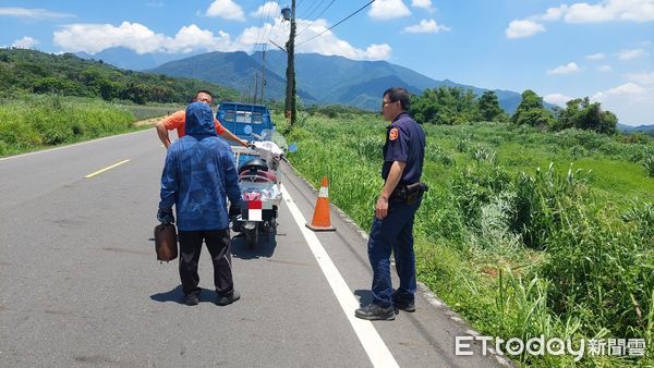 ▲里港警分局泰山派出所所長孫志忠與警員劉子境替邱男解圍             。（圖／記者陳崑福翻攝）