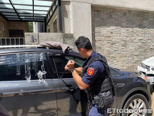 ▲▼員警趕到現場徵得婦女人，同意，立即以警棍擊破車窗將受困的幼嬰與毛小孩救出。（圖／花蓮警分局提供，下同）