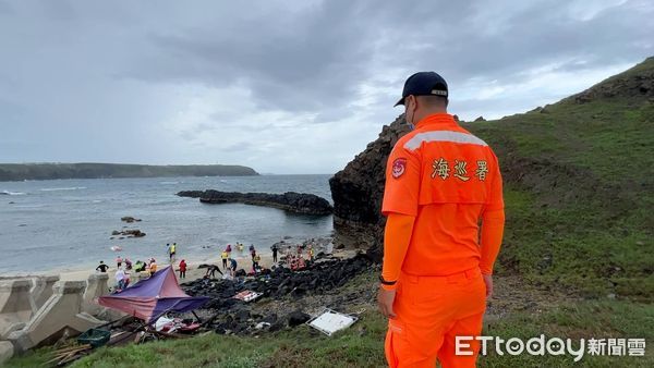 ▲▼ 遊客任意踐踏珊瑚海 七美鄉長疾呼保護。（圖／記者陳韋男攝）