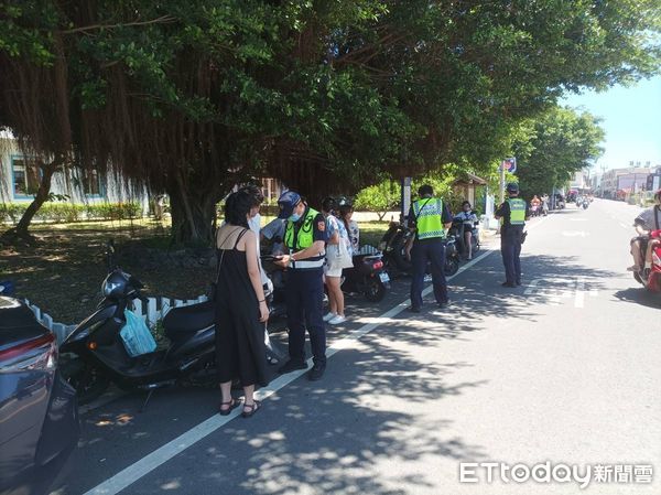 ▲東港警方在小琉球執行交通取締勤務             。（圖／記者陳崑福翻攝，下同）