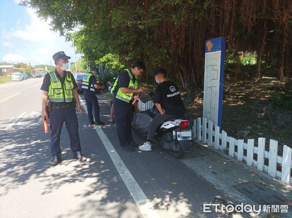 ▲東港警方在小琉球執行交通取締勤務             。（圖／記者陳崑福翻攝，下同）