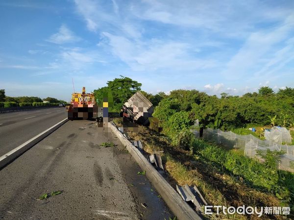 ▲▼國1南下298k大貨車衝落邊坡，紫爆回堵10公里 。（圖／記者林悅翻攝）