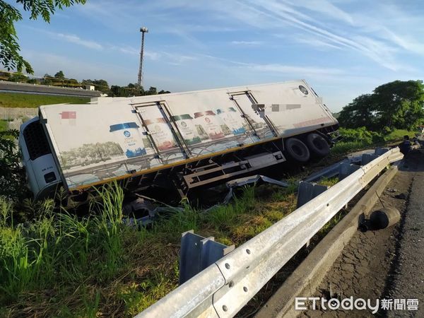 ▲▼國1南下298k大貨車衝落邊坡，紫爆回堵10公里 。（圖／記者林悅翻攝）