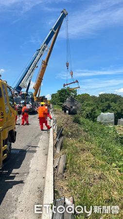 ▲▼國1南下298k大貨車衝落邊坡，紫爆回堵10公里 。（圖／記者林悅翻攝）