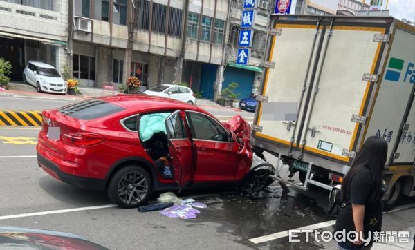 ▲▼紅色自小客車2日下午在公館交流道附近超商門口撞上物流車，安全氣囊全爆，車頭嚴重毀損，車上父、子、女3人輕傷。（圖／記者蔡文淵翻攝）