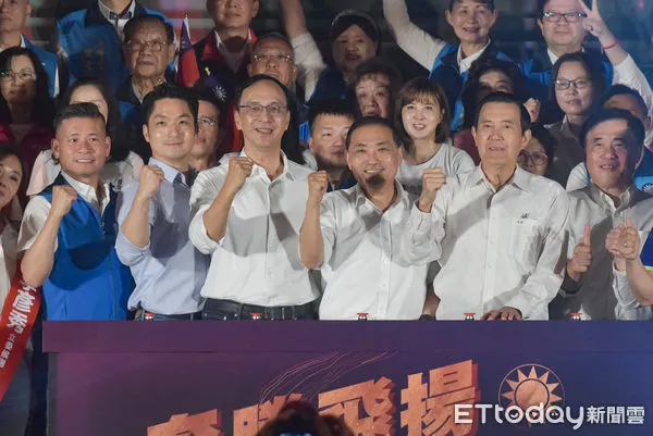 ▲▼台北市議長戴錫欽(左起)、蔣萬安、朱立倫、侯友宜、馬英九、郝龍斌等人一同出席國民黨總統暨台北市立委候選人造勢大會。（圖／記者李毓康攝）