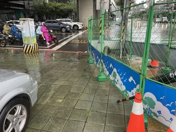 ▲午後大雷雨狂炸，桃園提前防汛排除積淹水