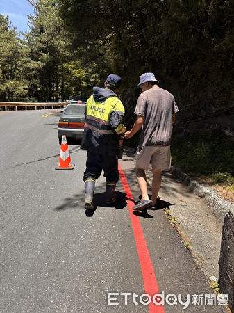 ▲合歡所員警來回奔波為遊客車輛補充油料。（圖／新城警分局提供，下同）