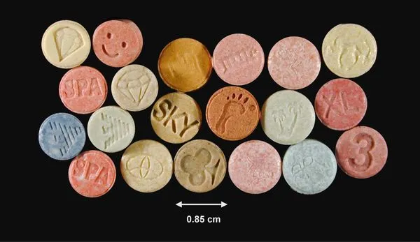 ▲▼搖頭丸（MDMA）依毒品危害防制條例被列為第二級毒品，屬於中樞神經興奮劑。（圖／取自台灣法務部反毒宣導網站）