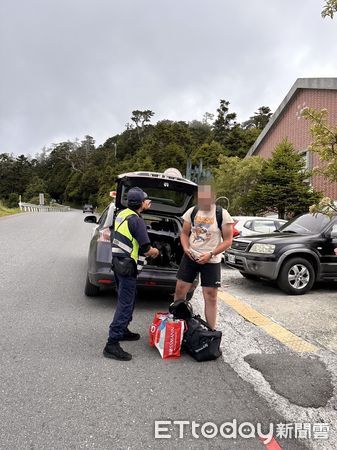 ▲外籍男所租賃的機車，輪胎已磨出超大條「索命線」，白色編織線條露出令人吃驚。（圖／新城警分局提供，下同）