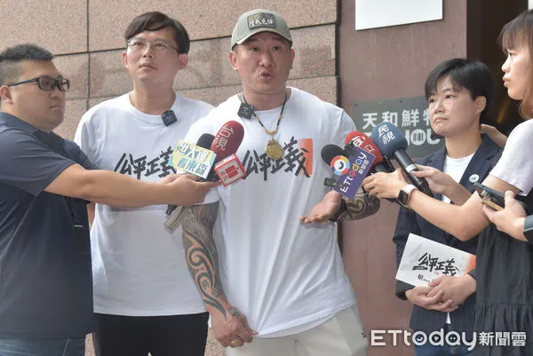 ▲▼「716上凱道，公平正義救台灣」發起人館長陳之漢與黃國昌前往民進黨中央黨部遞送邀請函。（圖／記者李毓康攝）