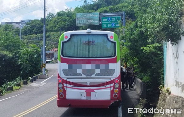 ▲▼李姓男子2日上午見一輛遊覽車停放路邊，竟一時興起，直接竊取後開往台南方向逃逸。警方獲報後，不到2小時內就在台南逮捕到開遊覽車閒晃的李男，訊後依竊盜罪嫌移送法辦。（圖／記者吳世龍翻攝）