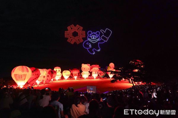 ▲光雕音樂晚會中以無人機讓台灣精品標誌與福熊意象閃耀夜空。（圖／貿協提供）