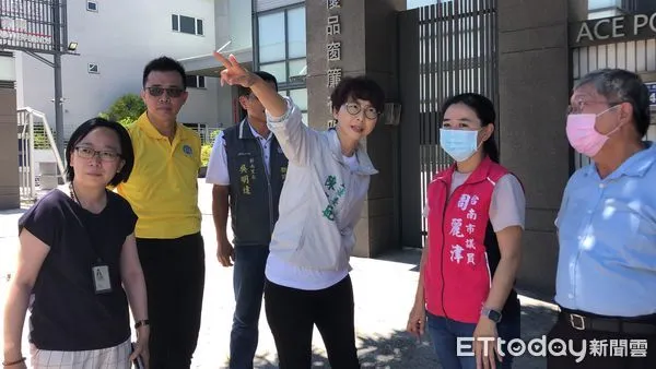 ▲台南市議員周麗津、立委陳亭妃，3日邀集經濟部工業局工業區組林怡妏副組長南下至現場共同會勘，改善安平工業區路面翻新。（圖／記者林悅翻攝，下同）