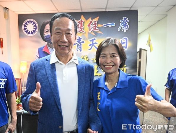 ▲永齡基金會創辦人郭台銘3日一早現身台南，至地方傾聽民意、繼續感恩之旅，首站來到了台南市立委參選人王家貞服務處，現場鄉親里民熱烈歡迎。（圖／記者林悅翻攝，下同）