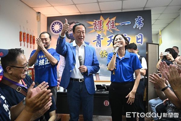 ▲永齡基金會創辦人郭台銘3日一早現身台南，至地方傾聽民意、繼續感恩之旅，首站來到了台南市立委參選人王家貞服務處，現場鄉親里民熱烈歡迎。（圖／記者林悅翻攝，下同）