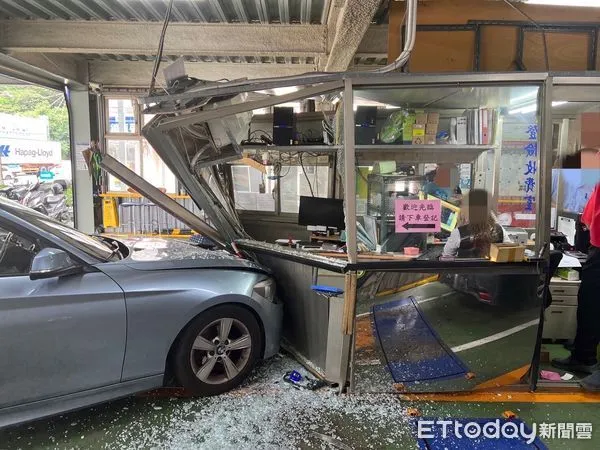 ▲汐止驗車廠暴衝意外，民眾愛車BMW經場內人員操作暴衝撞毀亭崗，恐賠償高額維修費。（圖／記者張君豪翻攝）