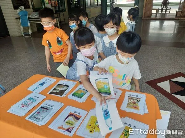 ▲為了讓更多人認識飢餓現況，台灣世界展望會設計一部「齊飢體驗車」至全台巡迴，3日開至南科國際幼兒園與學童們互動。（圖／記者林悅翻攝，下同）