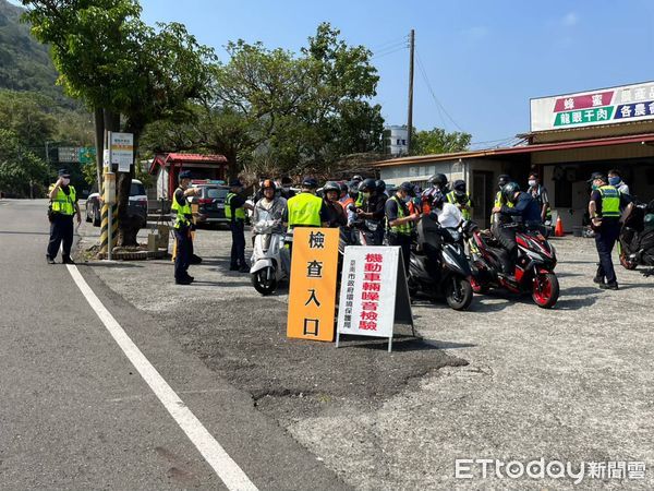 ▲為確保沿路交通順暢及旅遊民眾安全，白河警方將加強該路段重點巡守，並配合交通警察大隊，不定時規劃執行「環、警、監」各式改裝車輛聯合稽查勤務。（圖／記者林悅翻攝，下同）