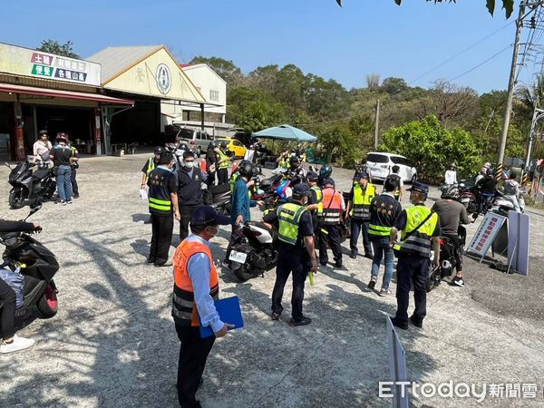 ▲為確保沿路交通順暢及旅遊民眾安全，白河警方將加強該路段重點巡守，並配合交通警察大隊，不定時規劃執行「環、警、監」各式改裝車輛聯合稽查勤務。（圖／記者林悅翻攝，下同）