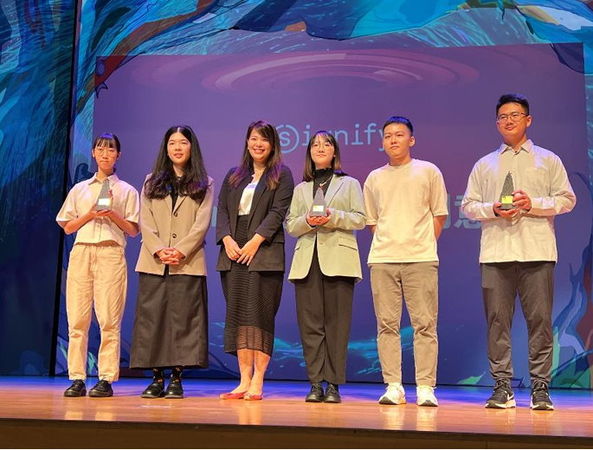 圖三：世新圖傳系學生詹復堯（右一）以作品「動物們的好夥伴」獲得銀犢獎與第二名殊榮。（圖／世新大學提供）