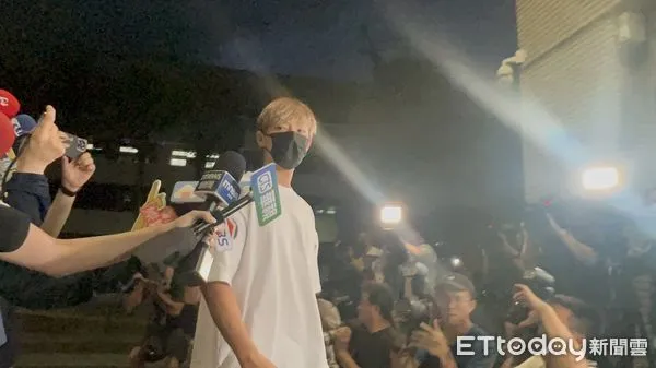 ▲▼快訊／炎亞綸抵達士林地檢署複訊　被問「有無化妝」回頭笑了。（圖／記者黃宥寧攝）