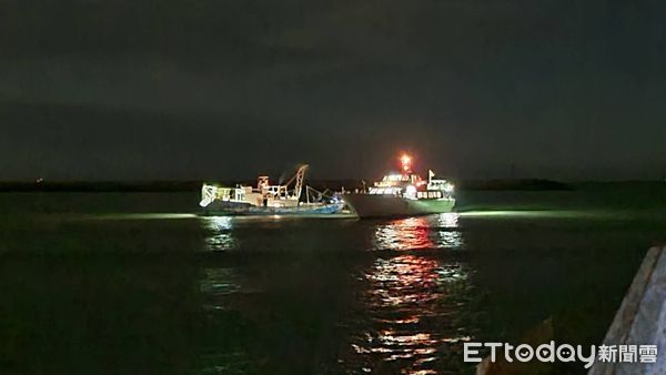▲▼澎湖與台南交通船擱淺75人受困　海巡、漁民驚險救援。（圖／記者林悅翻攝）