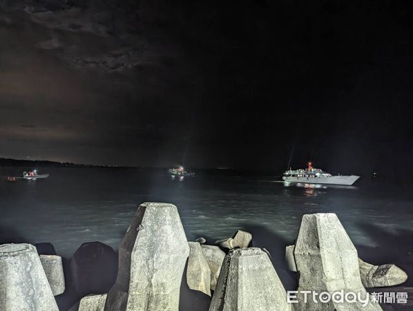 ▲▼澎湖與台南交通船擱淺75人受困　海巡、漁民驚險救援。（圖／記者林悅翻攝）