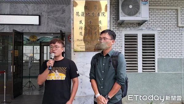 ▲同選區落選頭陳慶元（左）在花蓮地方法院遞狀聲請參與訴訟。（圖／時代力量花蓮黨部提供，下同）