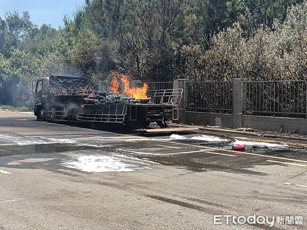 ▲一輛滿載化學廢料大貨車今天上午經過台61線觀音段時突然發生火燒車意外。（圖／記者沈繼昌翻攝）