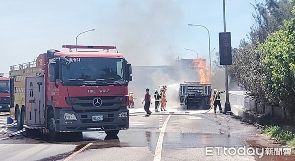 ▲一輛滿載化學廢料大貨車今天上午經過台61線觀音段時突然發生火燒車意外，消防人員搶救中。（圖／記者沈繼昌翻攝）