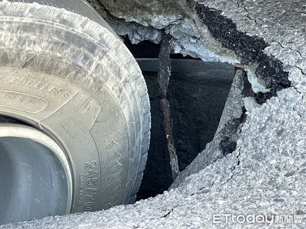 ▲台南市安南區仁安二街下午道路路面突然塌陷出現「天坑」，砂石車行經該處，左後車輪整個陷入路面坑洞內，車子傾斜動彈不得。（圖／民眾提供，下同）