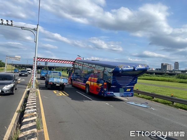 ▲▼遊覽車不熟路況，疏洪道撞限高桿             。（圖／記者陳以昇翻攝）