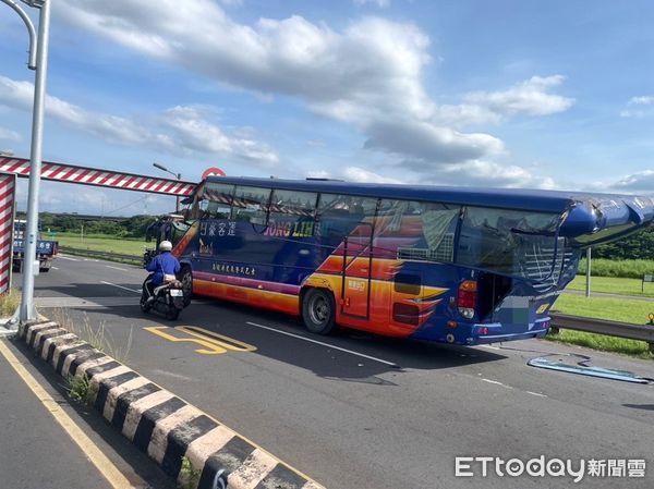 ▲▼遊覽車不熟路況，疏洪道撞限高桿             。（圖／記者陳以昇翻攝）