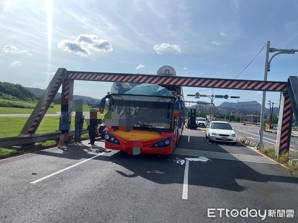 ▲▼遊覽車不熟路況，疏洪道撞限高桿             。（圖／記者陳以昇翻攝）