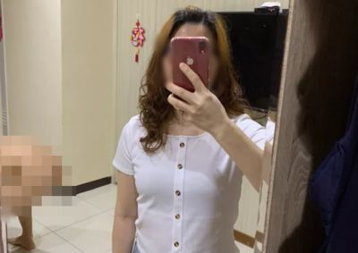 捲髮妹網拍「性感復古上衣」試穿寫評價　身後男伴光屁股慘遭出賣