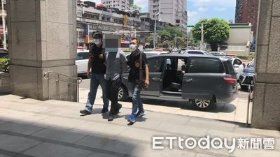 變態師拘提畫面曝！偷拍國小女上廁所　恐不只1人受害