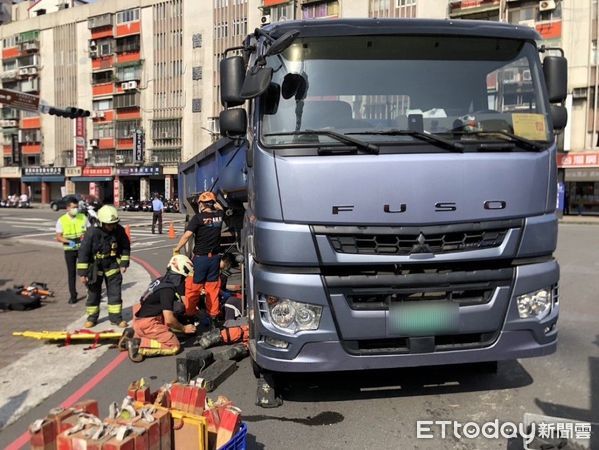 ▲▼單車阿伯被砂石車輾壓卡車底，造成他右腳骨折             。（圖／記者陳以昇翻攝）