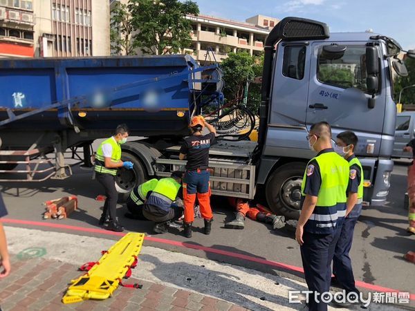 ▲▼單車阿伯被砂石車輾壓卡車底，造成他右腳骨折             。（圖／記者陳以昇翻攝）