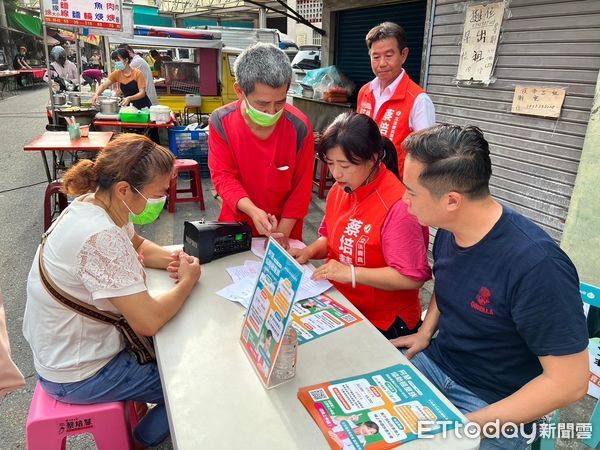 ▲房屋租金補貼政策3日開跑，立委蔡培慧於夜市「擺攤」親自為民眾申請。（圖／蔡培慧服務團隊提供）